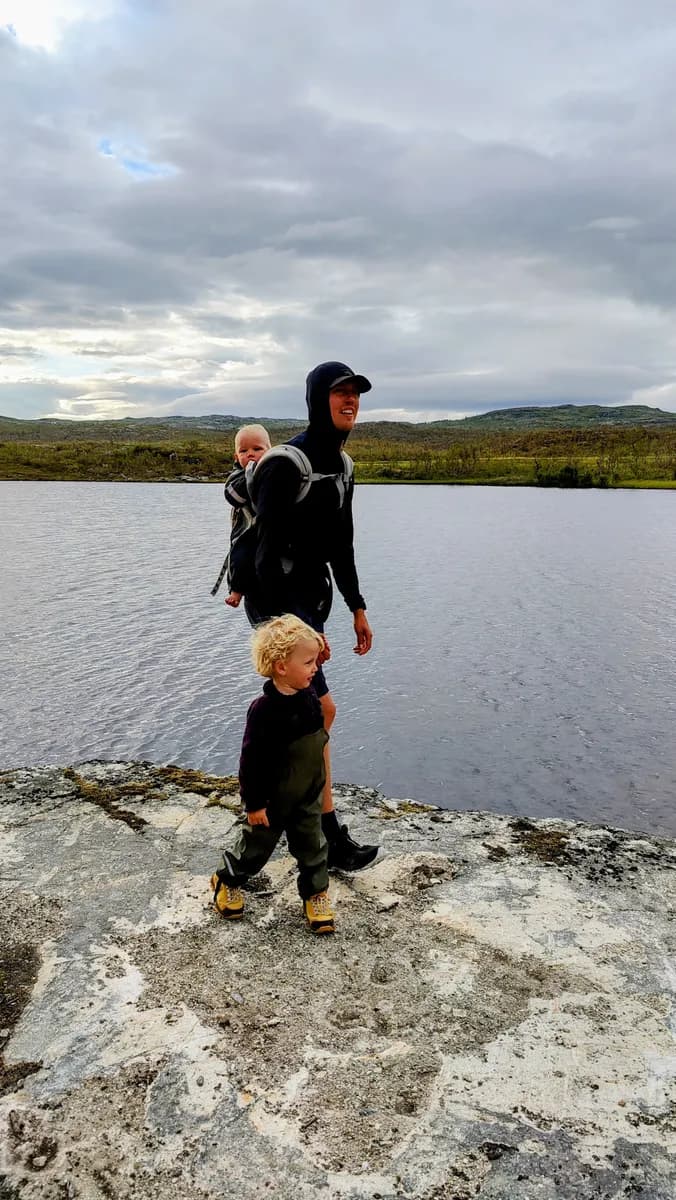 Mads at a mountain lake on Hardangervidda
