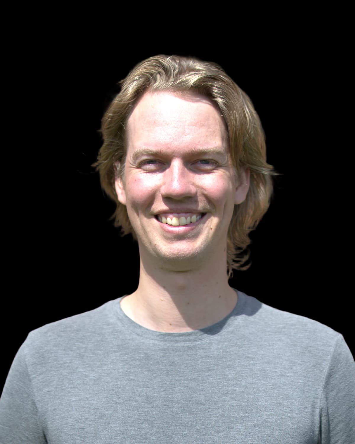 Portræt af Mads Holst Jensen, der smiler